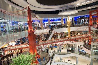 Korat - Tayland - 24 Aralık 2016: Tanımlanamayan kişiler yoğun bir şekilde birlikte 21. Terminal 'de sahne aldılar. Burası çok ünlü bir alışveriş merkezi.