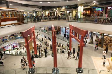 Korat - Tayland - 24 Aralık 2016: Tanımlanamayan kişiler yoğun bir şekilde birlikte 21. Terminal 'de sahne aldılar. Burası çok ünlü bir alışveriş merkezi.