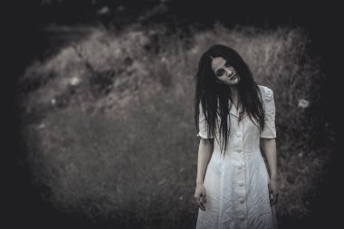 Bataklıktaki Asyalı kadın portresi, korku sahnesi, korkunç arka plan, Cadılar Bayramı posteri, Taylandlı insanlar.