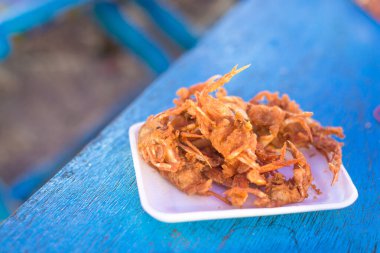 Tayland usulü kızarmış yengeç, deniz kenarında.