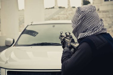 Teröristler yakın mesafede, Haydutlar silahlarını arabaya doğrultuyor, Taylandlılar, hırsızlar ıssız yerlerde baskın yapıyor.