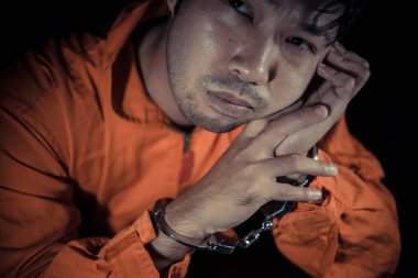 Şüpheli mahkum kıyafetleri giyiyordu. Soruşturmada tutuklandı. Gerçeği öğrenmek için sorgulandı. Hırsız polis tarafından yakalandı.