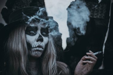 Hayalet yüzlü kadın portresi, Meksika Ölüler Günü Pazar günü Tayland 'da son iki depremde ölenleri onurlandırdı. 