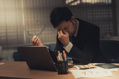 Asyalı işadamı işten, sıkı çalışmaktan, patron projeden, Taylandlı insanlardan, stresli genç adamdan, tezgahtarın işten atılmasından şikayetçi.
