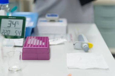 Bilim adamı deneyi için masa