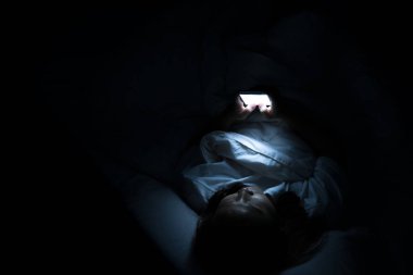 Asyalı kadın gece yatakta akıllı telefon çalar, Taylandlılar...