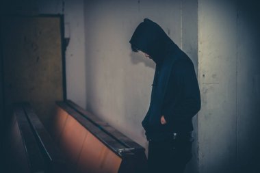 Asyalı üzgün bir adamın portresi, yerde oturan uyuşturucu bağımlısı, flakka ilacı, zombi uyuşturucusu