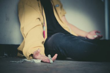 Asyalı adam aşırı dozdan bayıldı. Dünya uyuşturucu günü konsepti.