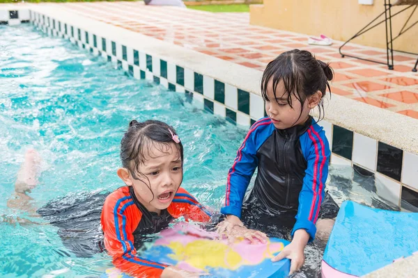 Due Bambine Che Nuotano Piscina Loro Bambini Così Felici Luce — Foto Stock