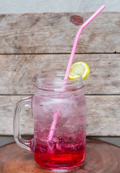 Röd Vatten Mix Läsk Med Citron Glas Trä Bakgrund Fizzy — Stockfoto