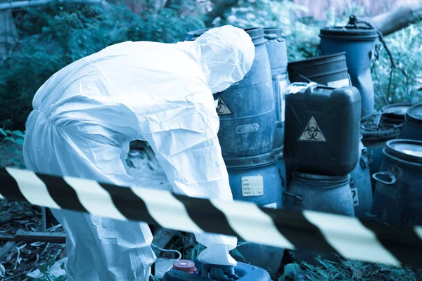 Azjatycki Naukowiec Nosić Chemiczny Ochronny Garnitur Sprawdzać Niebezpieczeństwo Chemiczny Pracować — Zdjęcie stockowe