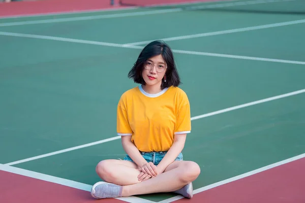 Potret Gadis Cantik Asia Berpose Chic Untuk Mengambil Gambar Gaya — Stok Foto