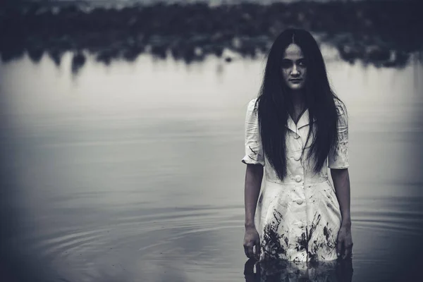 在沼泽 恐怖场景 恐怖背景 万圣节海报上 亚洲女人的肖像构成了一张鬼脸 泰国人 — 图库照片