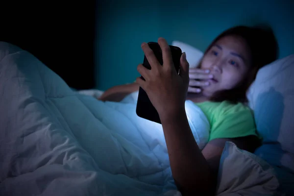 Mulher Asiática Jogar Smartphone Cama Noite Tailândia Pessoas Addict Mídia — Fotografia de Stock