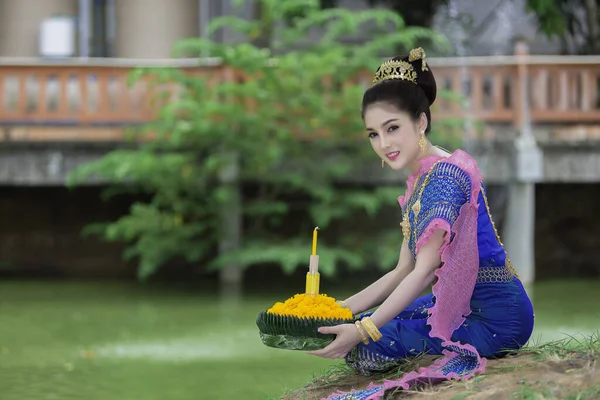 Retrato Hermosa Mujer Asiática Vestido Tailandés Tradicional Rezando Celebrar Kratong — Foto de Stock