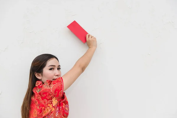 祝您新年快乐 白墙上有红包的亚洲女人的画像 — 图库照片