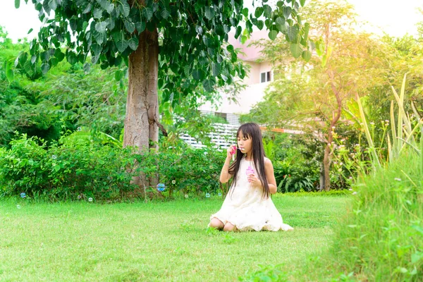 Lindo Poco Asiático Chica Jugando Con Jabón Burbujas — Foto de Stock