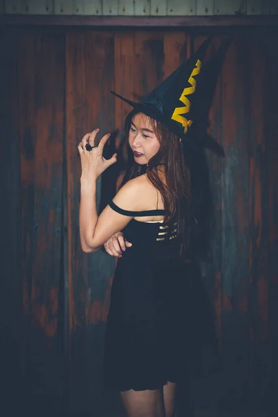 Asyalı Güzel Kadın Cadı Şapkalı Siyah Bir Elbise Giyiyor Cadılar — Stok fotoğraf