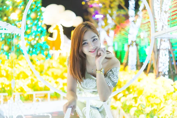 Noite Retrato Bela Mulher Asiática Tailândia Menina Pose Para Tirar — Fotografia de Stock