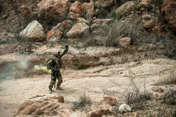 砂漠での戦争のための特殊部隊の兵士 タイの人々 陸軍兵士歩行パトロール — ストック写真
