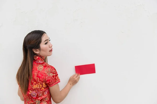 Boldog Kínai Újévet Portré Ázsiai Piros Borítékkal Fehér Falon — Stock Fotó