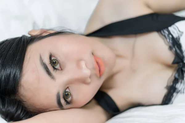 床上亚洲性感女人的画像 — 图库照片