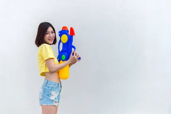 Mujer Asiática Con Pistola Agua Mano Sobre Fondo Blanco Festival — Foto de Stock