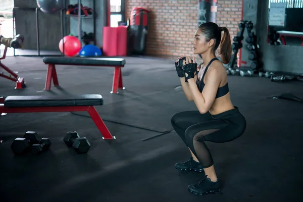 Hermosa Mujer Asiática Entrenamiento Fitness Gimnasio Tailandia — Foto de Stock