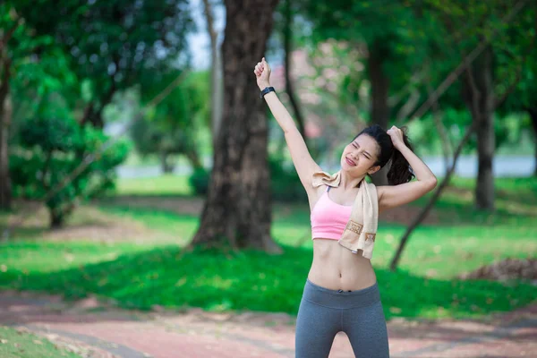 公園で新鮮な空気を呼吸腕をストレッチアジアのスポーティー女性 タイの人々の運動の概念 — ストック写真