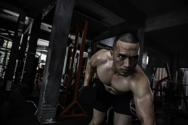 ジムでのアジアの男の大きな筋肉の肖像 タイの人々 健康のために働く 体重トレーニング ジムのコンセプトでフィットネス 腹部の筋肉への感謝 ダンベルを持ち上げる トリップワークアウト — ストック写真