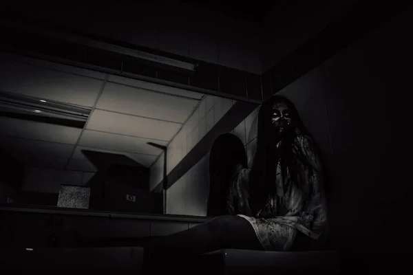 Ritratto Donna Asiatica Trucco Volto Fantasma Scena Orrore Sfondo Spaventoso — Foto Stock