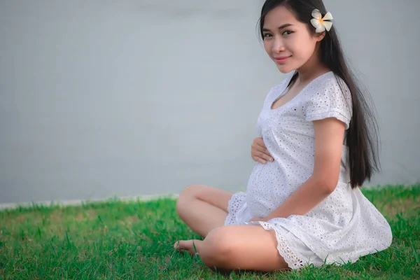 公園での若い妊婦の肖像 タイの人々 — ストック写真