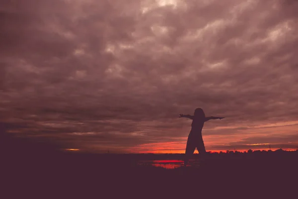 Silhueta Mulher Forma Jogar Ioga Pôr Sol — Fotografia de Stock