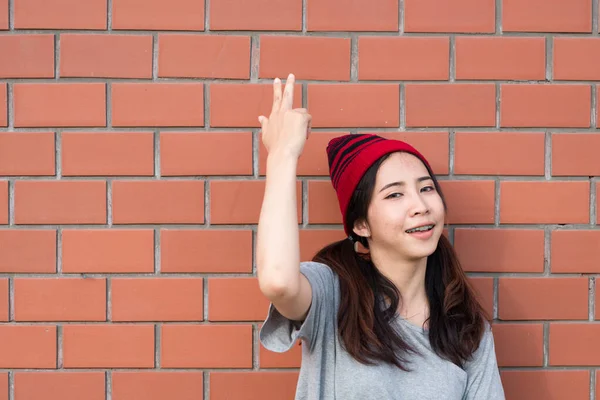 Porträt Asiatische Hipster Mädchen Auf Backsteinmauer Hintergrund — Stockfoto
