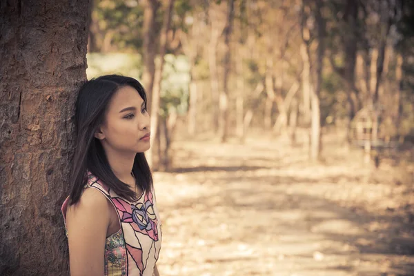 Gros Plan Triste Belle Femme Asiatique Amour Inutile Dans Forêt — Photo