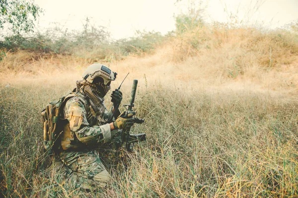 Soldado Armado Sentou Floresta Está Usar Walkie Talkie Para Pedir — Fotografia de Stock