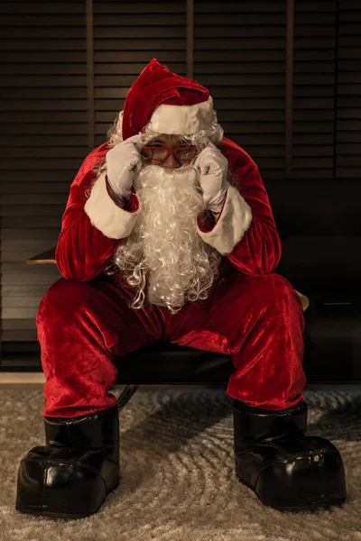 Papai Noel Sentar Sofá Para Relaxar Depois Enviou Caixa Presentes — Fotografia de Stock