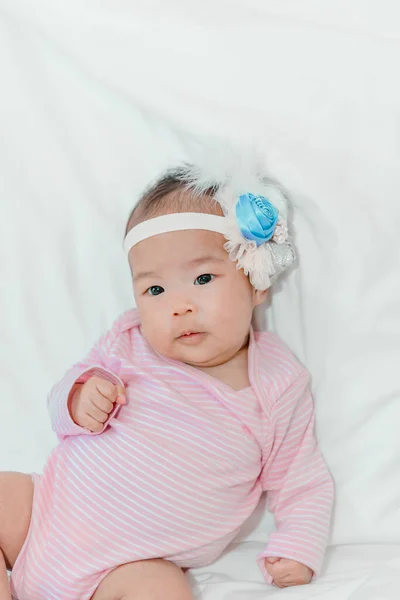 Mignon Asiatique Bébé Fille Asseyez Vous Sur Lit Robe Rose — Photo