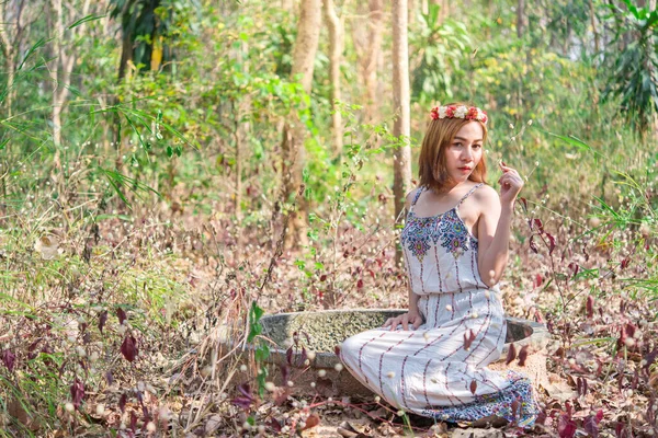 Hermosa Mujer Asiática Usar Vestido Bosque Luz Del Día Tailandia —  Fotos de Stock