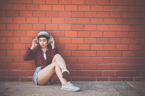 Retrato Asiático Hipster Chica Ladrillo Pared Fondo — Foto de Stock