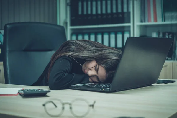 Mulher Asiática Trabalhando Escritório Jovem Mulher Negócios Estressado Sobrecarga Trabalho — Fotografia de Stock