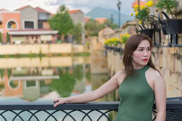 Retrato Asiático Hipster Menina Sentado Toscana Cidade Fundo — Fotografia de Stock
