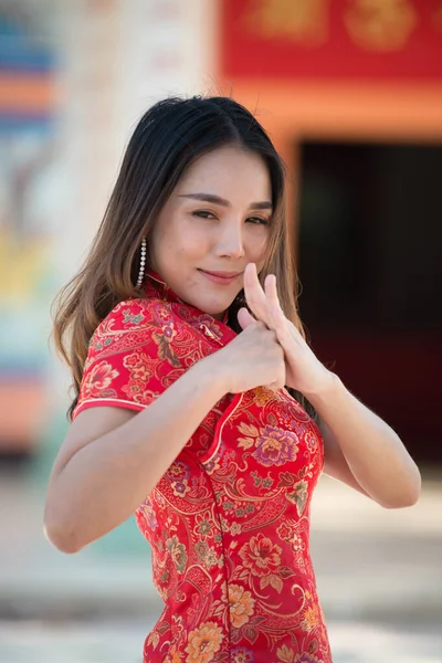 Gott Nytt Kinesiskt Asiatisk Kvinna Bär Traditionella Cheongsam Kläder Med — Stockfoto