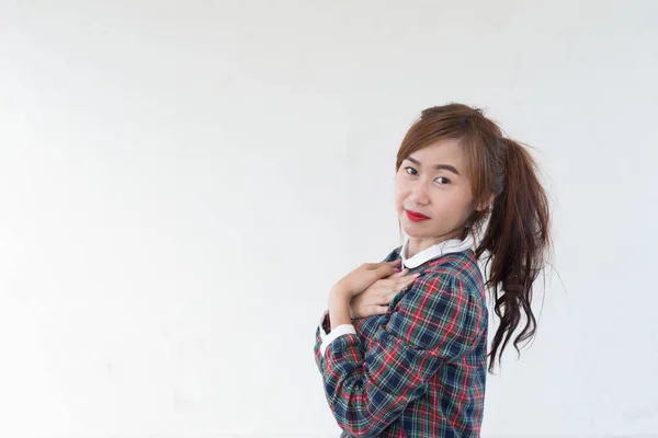 Chica Hipster Asiática Posando Sobre Fondo Blanco Pared Estilo Vida —  Fotos de Stock