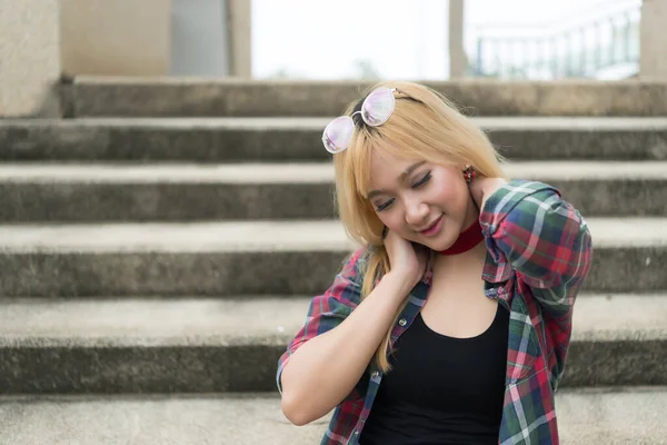 Menina Hipsters Asiáticos Posando Para Tirar Uma Foto Escada Estilo — Fotografia de Stock