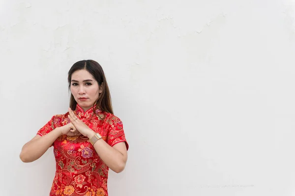 白墙上穿旗袍的亚洲女人 新年快乐 — 图库照片