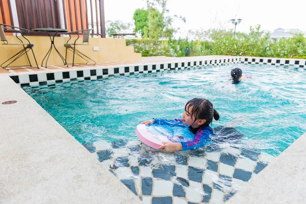 Kislányok Úsznak Medencében Olyan Boldogok Fényes Napsütésben Napsütésben — Stock Fotó