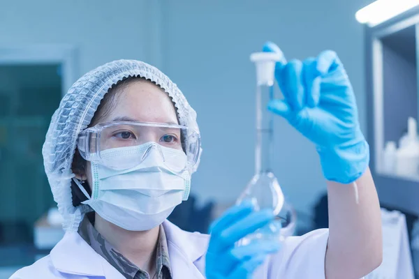시험관을 보유하고 아시아 과학자들 실험실에서 실험을 준비하고 타이의 과학자 — 스톡 사진
