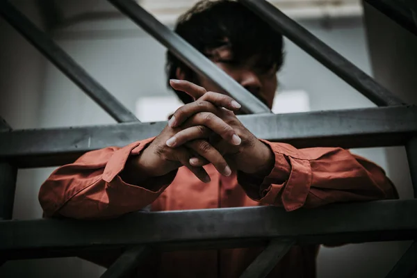 Руки Людей Отчаянно Пытающихся Поймать Железную Тюрьму Концепцию Заключенных Таиландцев — стоковое фото