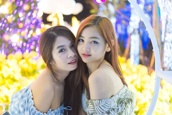 Ночной Портрет Красивой Азиатской Женщины Таиланд Девушка Позировать Сфотографировать Боке — стоковое фото